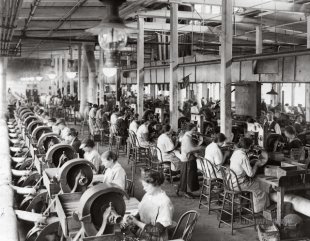 A Questão da mulher nas fábricas - trabalhadores industriais debatem o machismo e a força das mulheres