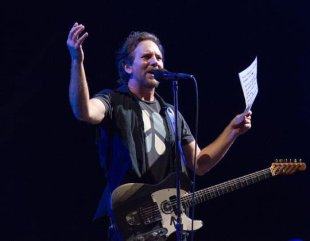 Pearl Jam mostra solidariedade à tragédia em Mariana e exige a punição dos culpados