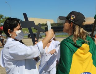Contra os ataques de Bolsonaro e seus capangas, lutar em defesa dos profissionais da saúde!