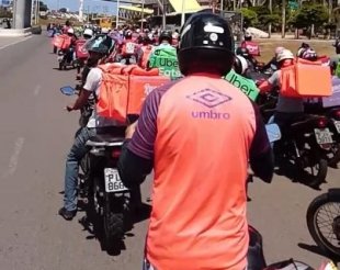 "É uma escravidão!": entregadores de aplicativos protestam em Salvador