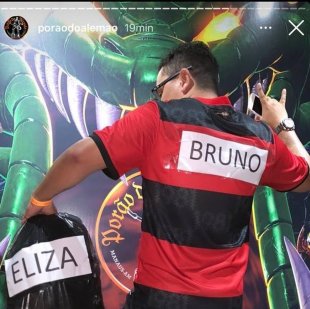 Grotesco: cliente se fantasia de goleiro Bruno com um saco preto em um bar de Manaus