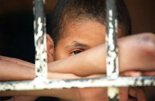 Flávio Bolsonaro propõe idade penal de 14 anos para alguns crimes para reprimir juventude