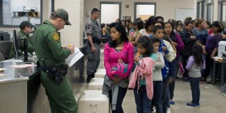 Com lei que ignora direito a processo legal, EUA institui deportação instantânea a imigrantes