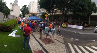 Centenas de aposentados fazem ato na Petrobras contra planos de cortes de direitos