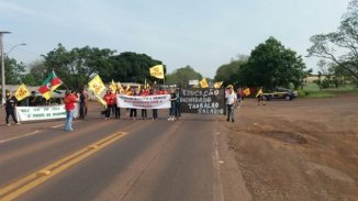 Professores e alunos bloqueiam rodovia contra Sartori 