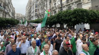 Argelinos saíram às ruas na trigésima sexta-feira de protestos contra o regime