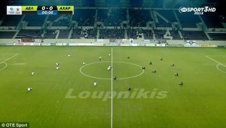 Jogadores gregos interrompem partida de futebol em protesto pelas mortes de imigrantes