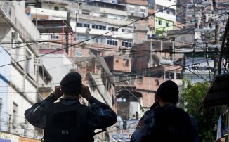 Polícia invade baile funk na Rocinha e mata oito jovens 