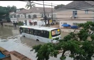 Chuva alaga o Rio de Janeiro, Crivella não diz nada porque não afetou seu condomínio
