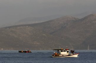 Mais de 1.000 refugiados são abandonados em alto mar pelo governo da Grécia