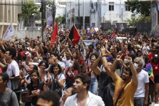 Estudantes da UFBA realizam grande manifestação contra confisco de verba de Bolsonaro