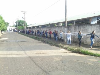 300 alunos abraçam escola contra seu fechamento em Ibitinga