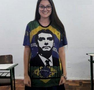 Hipócrita: deputada do PSL quer "Escola Sem Partido" e dá aula com camiseta de Bolsonaro