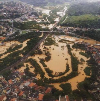 Inundações e racionamento: problematização ambiental ou a realidade de um sistema predatório?