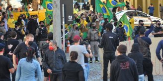 Manifestantes antifascistas fazem ato contra manifestação bolsonarista em Porto Alegre