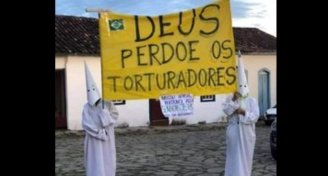 “Deus perdoe os torturadores”, defendem bolsonaristas vestidos de Ku Klux Klan em Goiás
