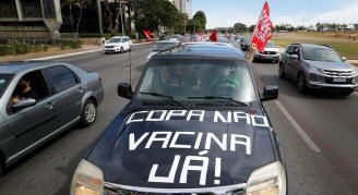 Manifestantes em Brasília protestam contra Copa América e pedem vacinas já