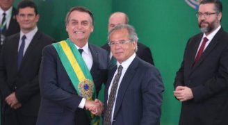 Governo Bolsonaro quer rasgar Constituição para congelar o salário mínimo