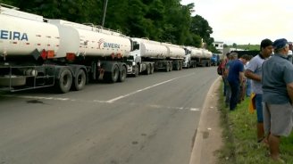 Caminhoneiros paralisam rodovias pelo País contra aumento nos preços do diesel