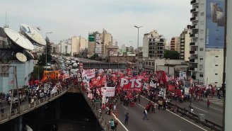 Massivo bloqueio na autopista 25 de Maio pelos trabalhadores da AGR-Clárin na Argentina