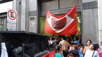 Manifestantes ocupam Secretaria de Transportes em SP contra retirada de linhas de ônibus
