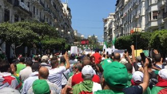 Milhares de argelinos de mobilizam em uma nova sexta-feira de protestos