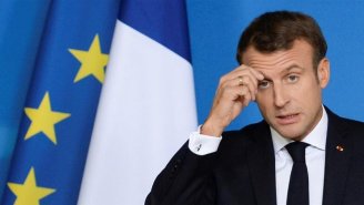 França: Macron recua na idade mínima, mas mantém cortes de bilhões nas aposentadorias