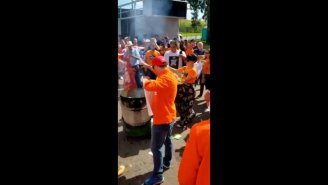 Petroleiros em luta da Fafen queimam cartas de demissão em protesto