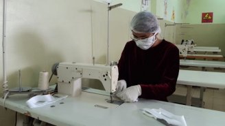 COVID-19: universitários argentinos fabricam máscaras para colaborar com a crise sanitária