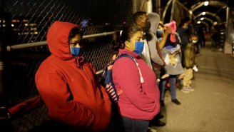 Centenas de imigrantes infectados com Covid-19 em centros de detenção nos Estados Unidos