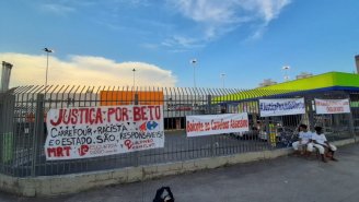 Manifestantes protestam por justiça para Beto em frente ao Carrefour de Porto Alegre