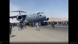Caos no aeroporto de Cabul: em desespero afegãos tentam fugir pendurando-se em aviões