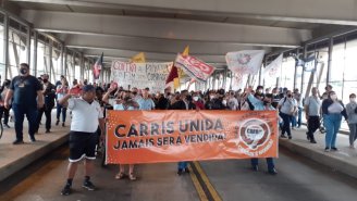 Rodoviários da Carris fazem ato contra extinção dos cobradores e privatização da empresa 