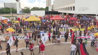 Centenas foram para frente do Museu Nacional em Brasília por Fora Bolsonaro racista