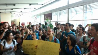 Centenas de estudantes da UFMG ocupam reunião do Conselho Universitário 