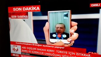 Erdogan chama por “FaceTime” a resistir ao golpe nas ruas