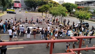 Estudantes protestam contra demissões em massa na Uniritter no RS
