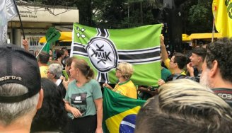 Bandeira com inspiração no nazismo é vista em manifestação pró Bolsonaro 