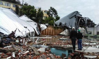 Trabalhadores ficam suspensos em andaime durante o ciclone que matou 10 na região Sul do país