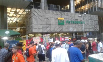 Petroleiro da Fafen fala da greve contra as demissões direto do acampamento na sede da Petrobras