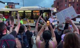 Motoristas de ônibus de Nova York desafiam a polícia