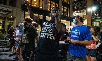Manifestantes do Vidas Negras Importam são atacados pela polícia em Detroit 