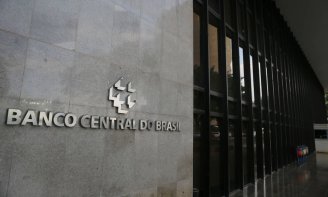 Presente de Bolsonaro a banqueiros pagaria auxílios de 600 a toda a América Latina