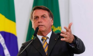 Bolsonaro afirma que Forças Armadas decidem se o povo vai viver a democracia ou ditadura