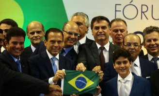 Sob condução de Bolsonaro e governadores, Brasil enfrenta pior momento da pandemia com recorde de mortes