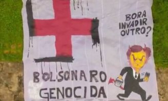 Polícia Federal prende 4 manifestantes em Brasília com faixa dizendo “Bolsonaro Genocida”