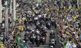 Bolsonaro posta vídeo de motociata de um mês atrás alegando ser sábado e tem que apagar