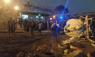 Caminhão sofre acidente e derruba passarela em linha de metrô no Rio nesta quinta à noite