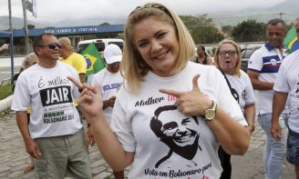 Funcionários fantasmas parentes de ex-mulher de Bolsonaro emprestavam endereço do casal