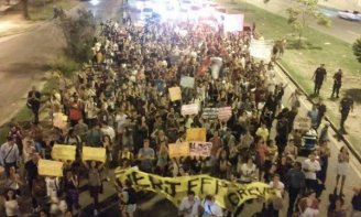 500 estudantes da UERJ protestam contra falta de pagamento de bolsistas e terceirizados